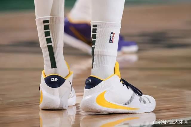 国际足联主席的脸 又被特朗普打了